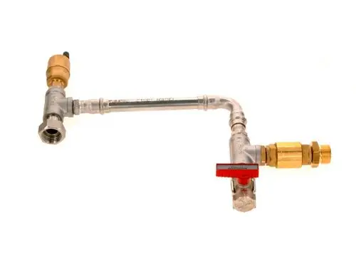 Anschlussrohr für Heizungsinstallation, bestehend aus Metallkomponenten und einem Ventil, mit der Marke Bosch erkennbar.
